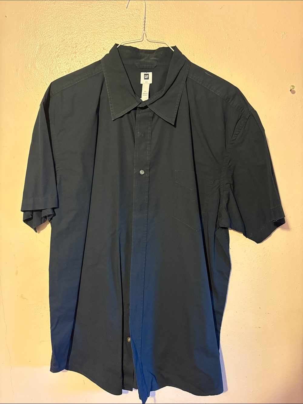 GAP Men's Short-Sleeve Button-Down Shirt in Black